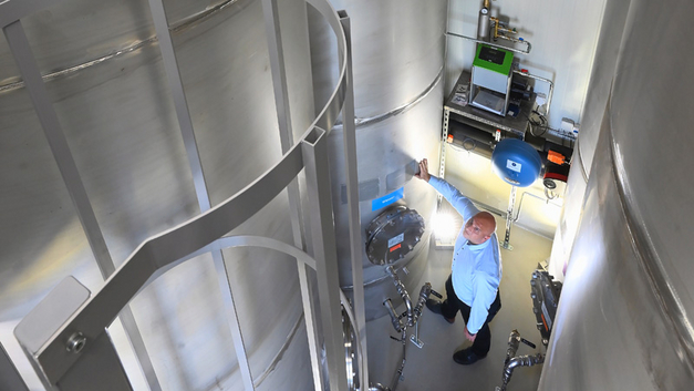 Als «Wärmebatterie » dienen gigantische Tanks für die aufkonzentrierte Natronlauge.